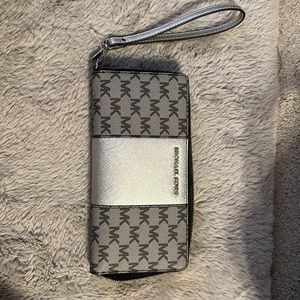 Micheal Kors wallet. Never used. Tags on it. Great condition.